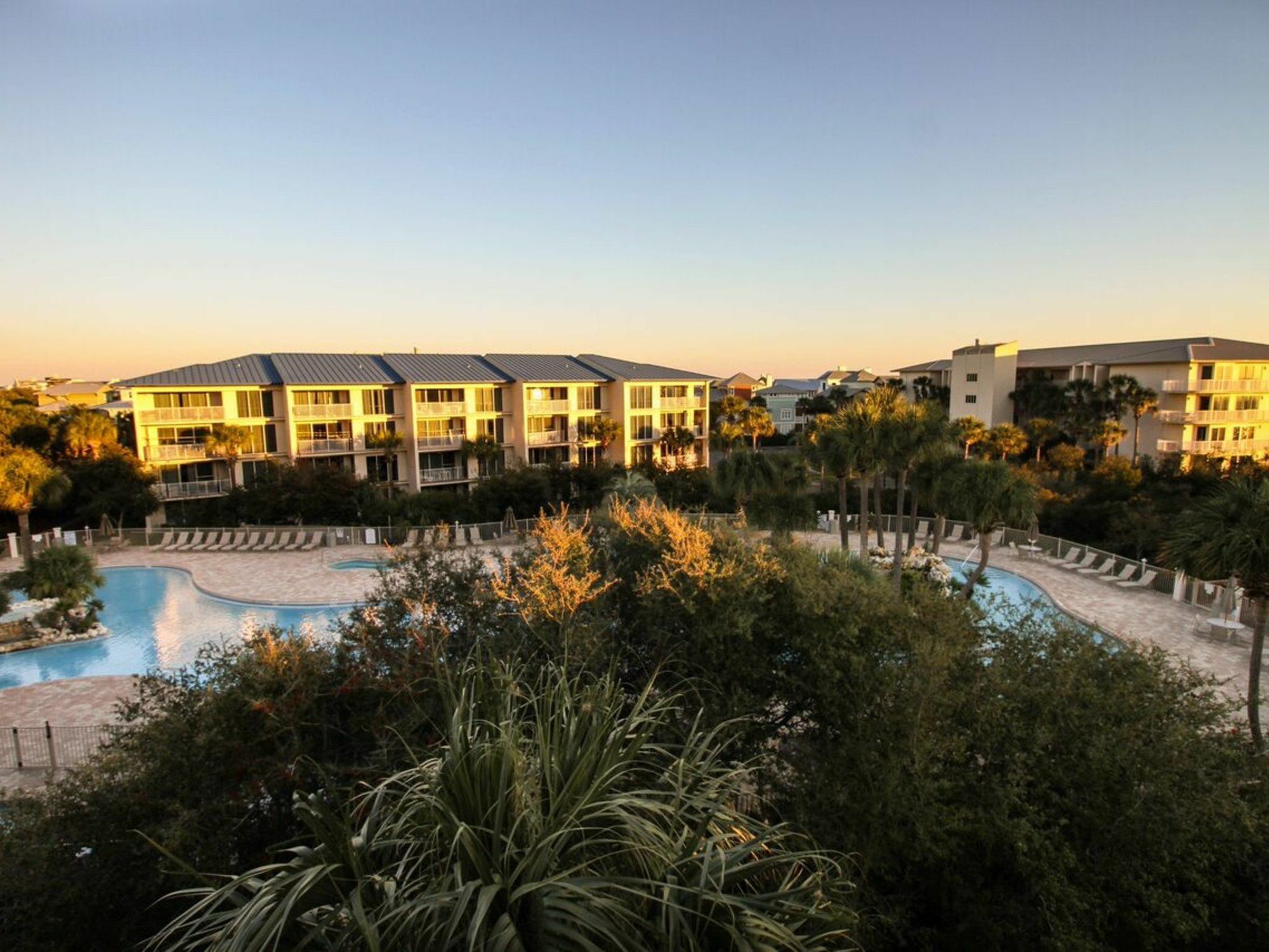 Apartment Poolside With Access By Redawning Panama City Beach